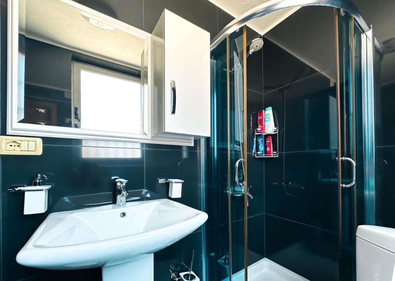 Cozy Elegance Above Korca Apartment ภายนอก รูปภาพ
