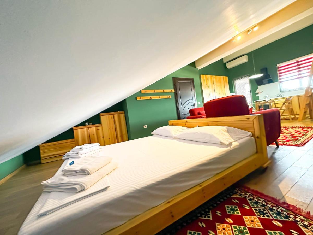 Cozy Elegance Above Korca Apartment ภายนอก รูปภาพ